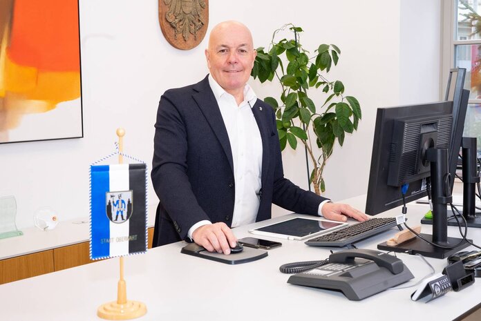 Bürgermeister Georg Rosner steht an seinem Schreibtisch im Rathaus.