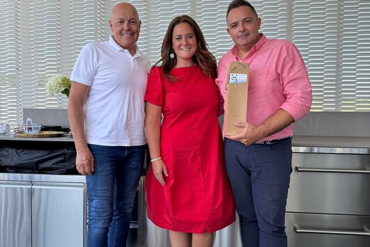 Bürgermeister überreicht an Melanie und Jürgen Urschler ein Geschenk zum 20-jährigen Jubiläum