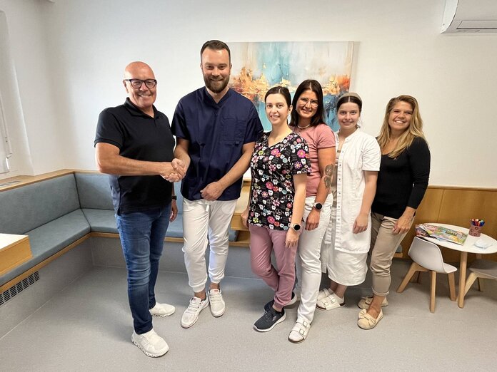 Bürgermeister Rosner mit Dr. Thurén und dem Team der Praxis.