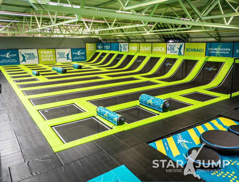 Trampolinanlage in der Messe Oberwart - keine Menschen, nur Tramppoline
