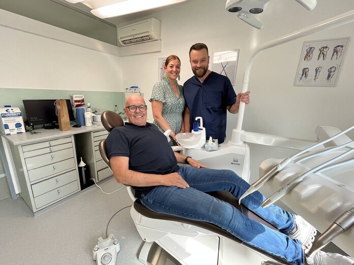 Bürgermeister Rosner am Patientenstuhl, dahinter Frau Thurén und Dr. Thurén