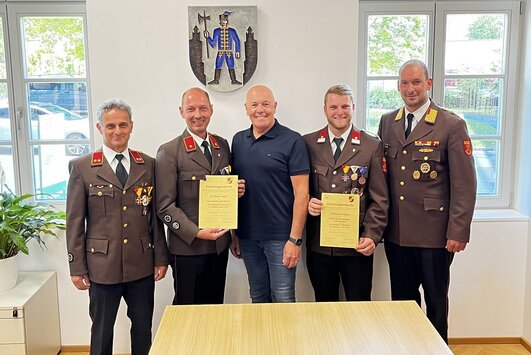 OBI Johann Guger, BI Thomas Guger, Bürgermeister Georg Rosner, BM Stefan Bernhard und Abschnittskommandant ABI Thomas Csernaczky (v.l.)