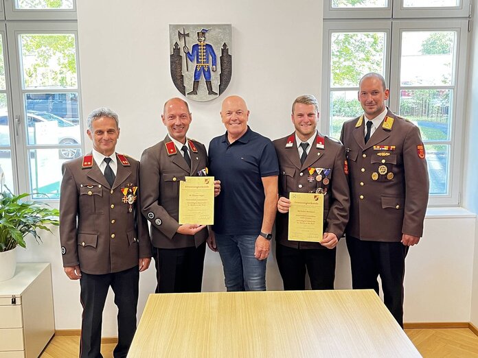 OBI Johann Guger, BI Thomas Guger, Bürgermeister Georg Rosner, BM Stefan Bernhard und Abschnittskommandant ABI Thomas Csernaczky (v.l.)