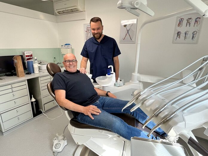 Bürgermeister Rosner am Patientenstuhl und dahinter Dr. Thurén.