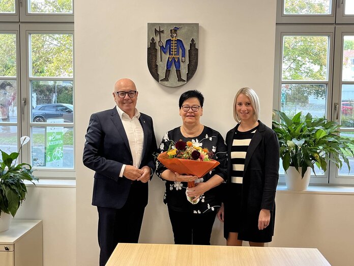 Bürgermeister Georg Rosner, Angelika Csar und Pamela Wiedner (v.l.) im Büro des Bürgermeisters
