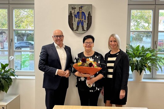 Bürgermeister Georg Rosner, Angelika Csar und Pamela Wiedner (v.l.) im Büro des Bürgermeisters