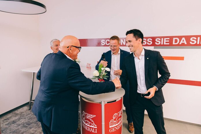 Bürgermeister Georg Rosner gratuliert zur Eröffnung und schüttelt einem Verantwortlichen der Generali die Hand.