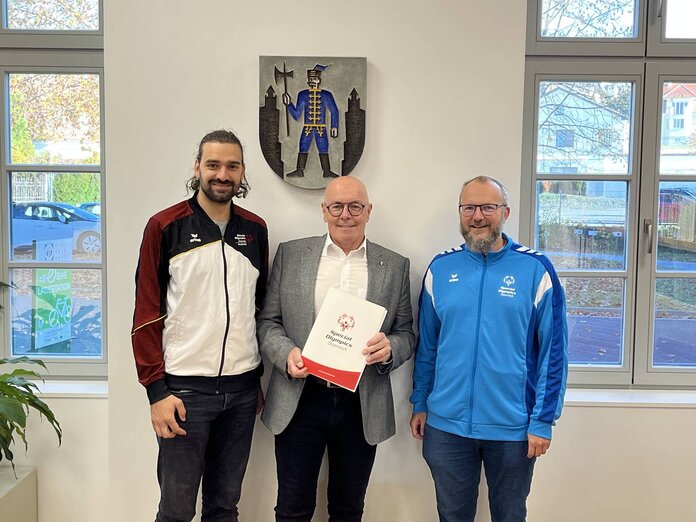 Sebastian Koller, Georg Rosner und Christoph Hausleitner stehen nebeneinander im Büro des Bürgermeisters