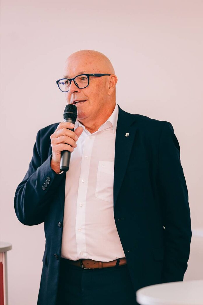 Bürgermeister Georg Rosner spricht bei der Eröffnung in ein Mikrofon, das er in der Hand hält. 